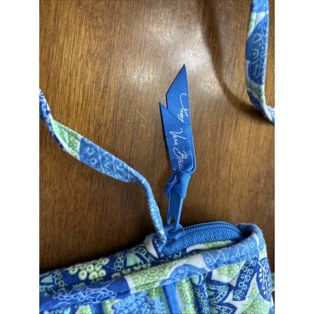 Vera Bradley Crossbody Bag. Doodle Daisy pattern. Great Condition! - Picture 9 of 9